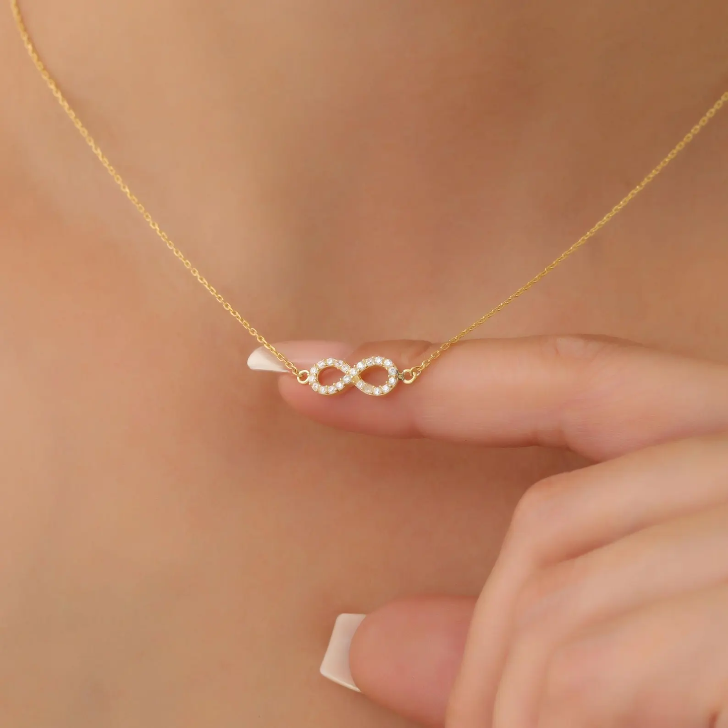 MINIMAL INFINITY PENDANT WITH CHAIN